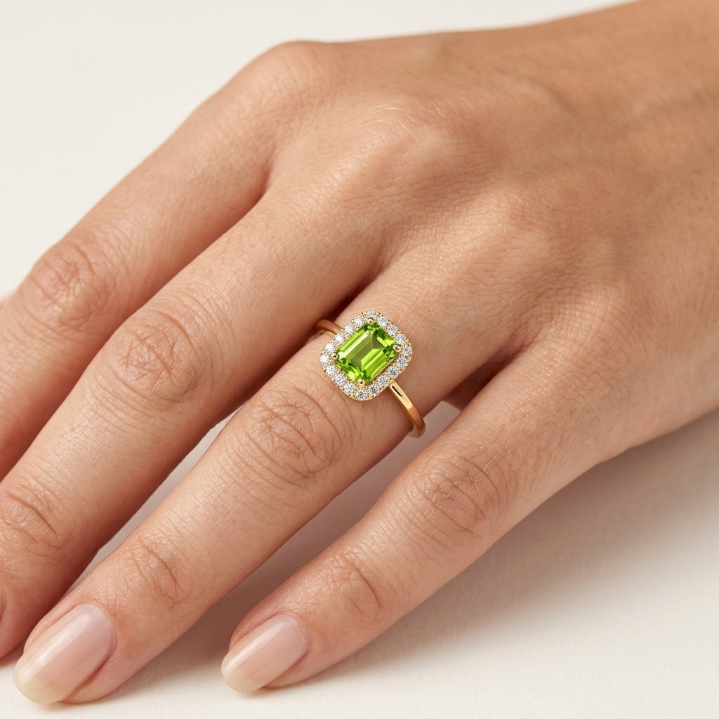 Diamond & Peridot Ring worn by model - Vicenza Miami