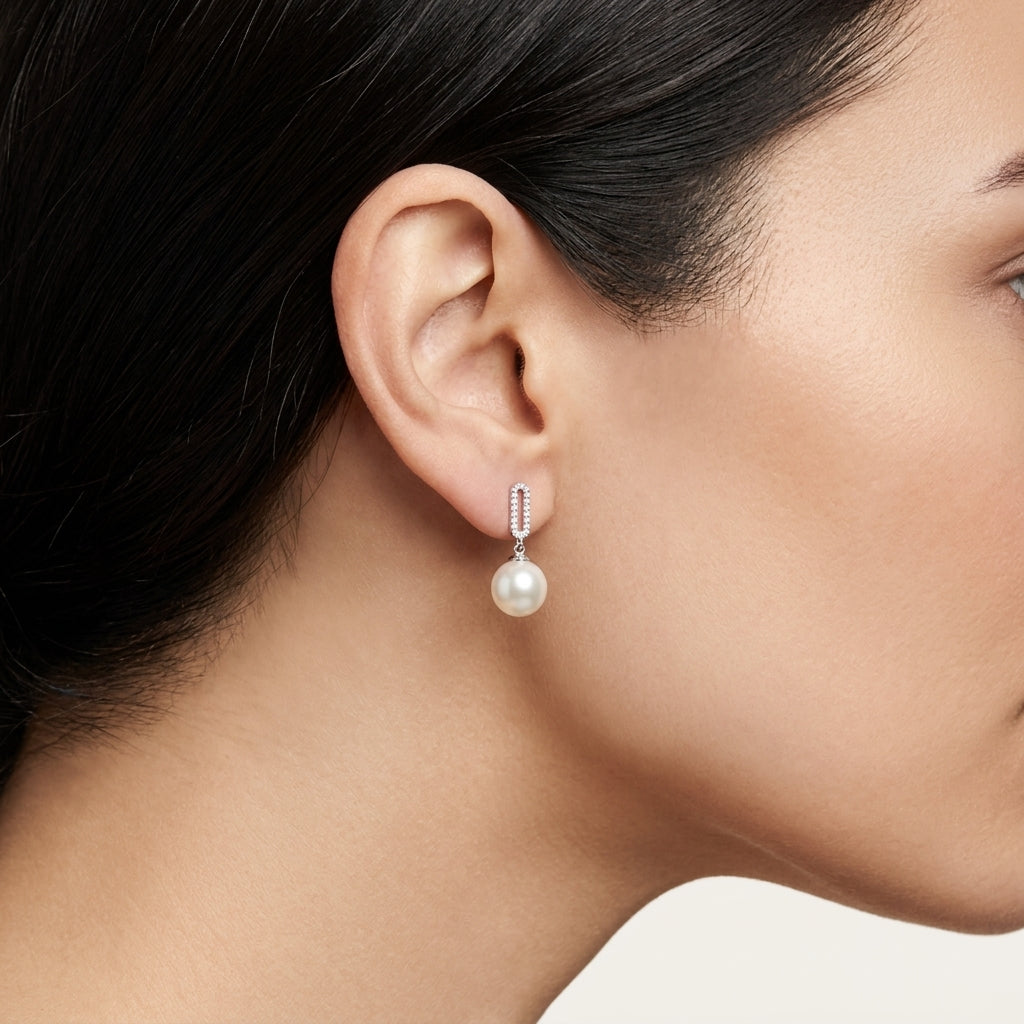Magnificent Diamond Earring Diamond worn by model - Vicenza Miami