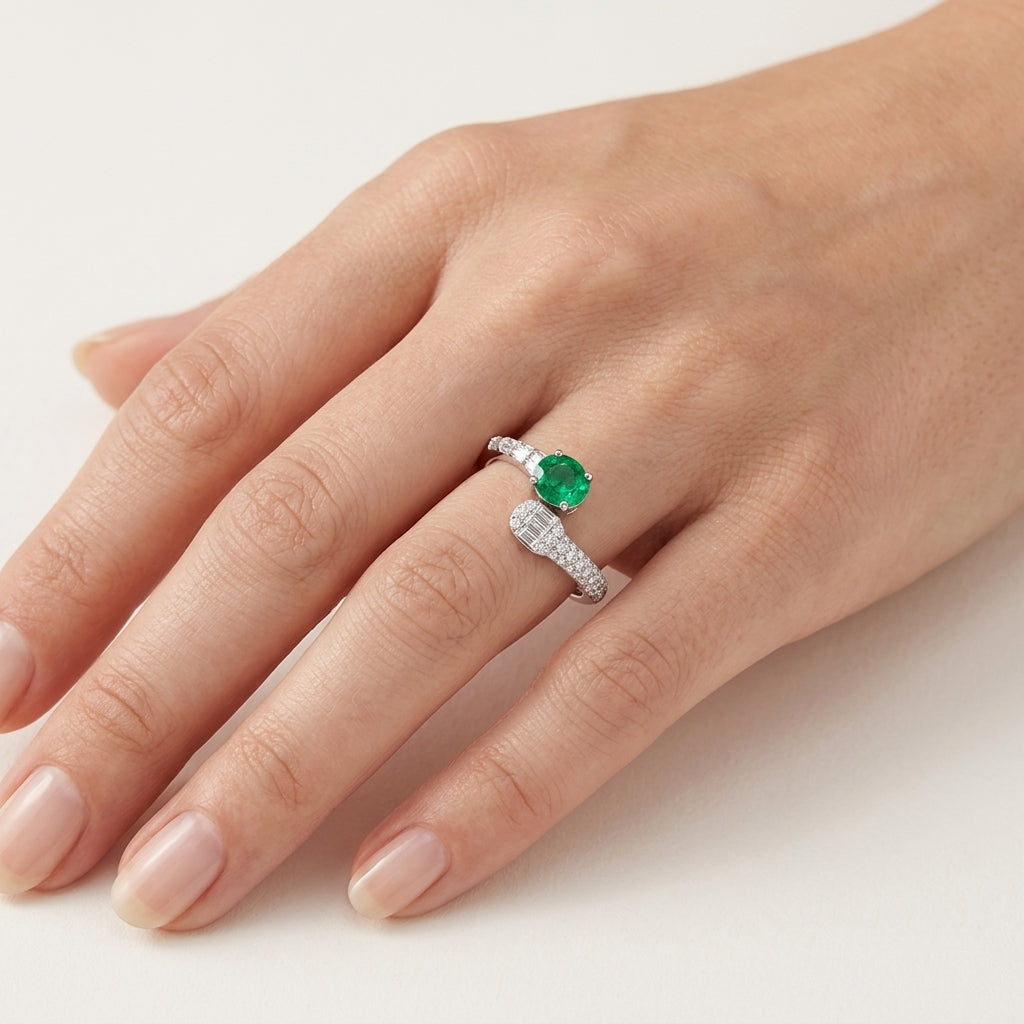 Gilded Diamond Ring White Gold Emerald worn by model - Vicenza Miami
